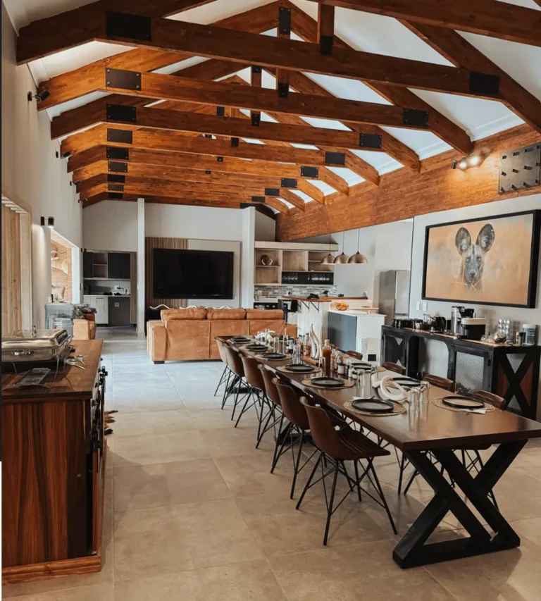 Großer Essbereich der Lodge mit langer Tafel und Holzdecke