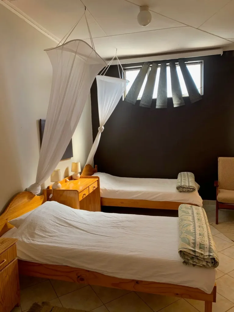 Zweibettzimmer der Jagdlodge mit Moskitonetzen