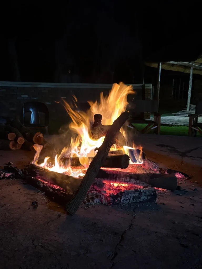 Lagerfeuer in der Feuerstelle der Safari-Lodge am Abend