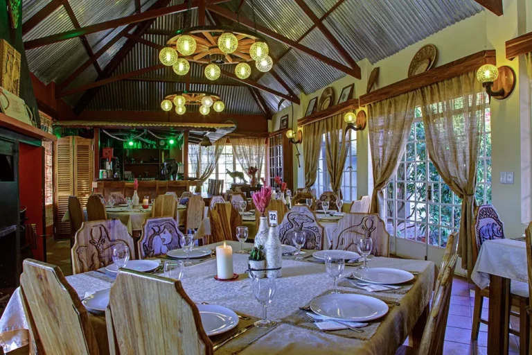 Festlich gedecktes Lodge-Restaurant mit Kronleuchtern