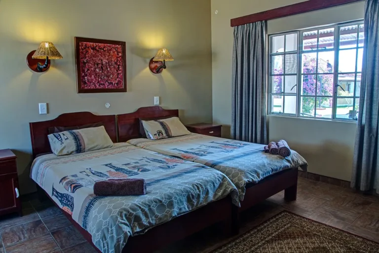 Schlafzimmer mit zwei Betten in der Lodge Kalkfeld