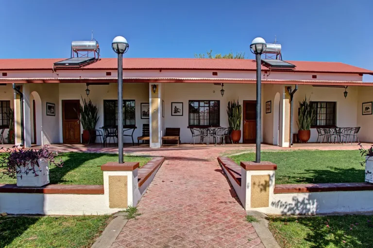 Unterkunftsgebäude der Lodge mit Laternen und Garten