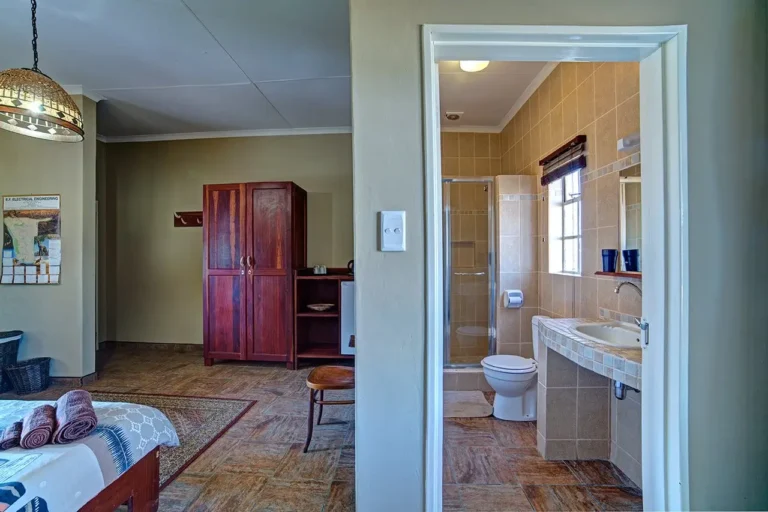 Lodge-Zimmer mit Bett, Schrank und angrenzendem Badezimmer