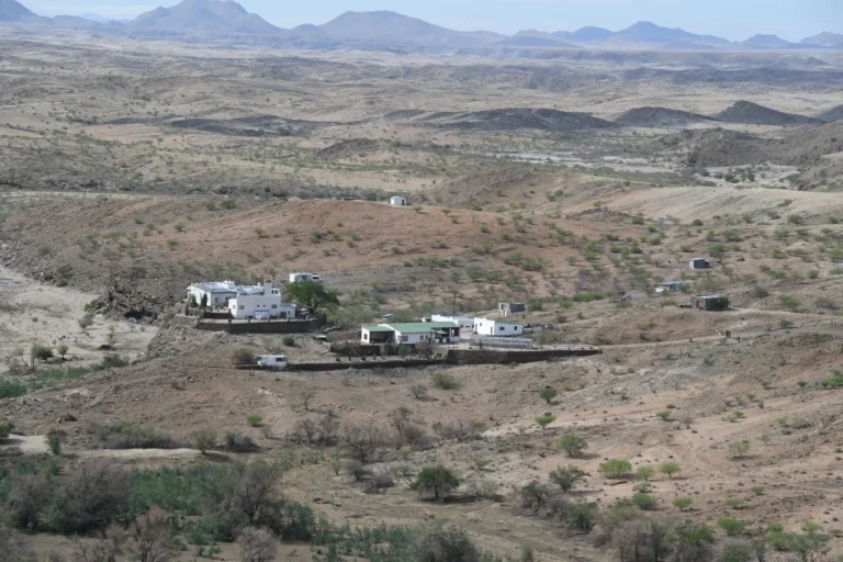 Blick über die Buschlandschaft auf die Lodge bei Okahandja