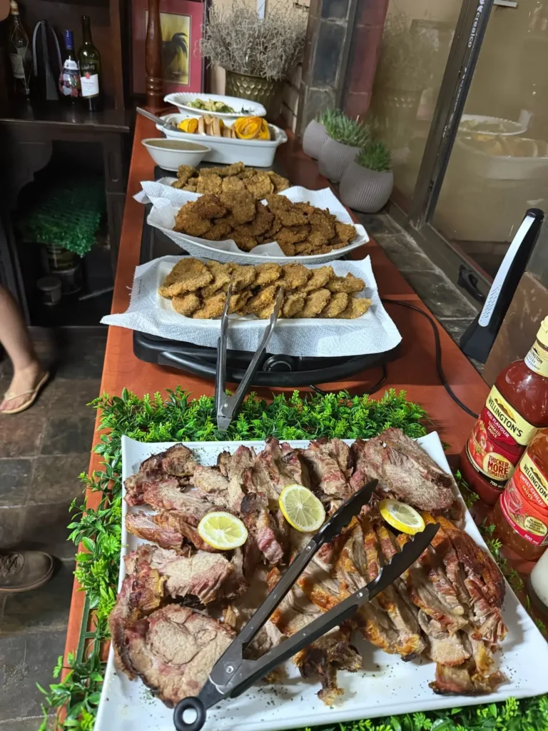 Grillbuffet mit Wildfleisch, Frikadellen und Saucen in der Lodge