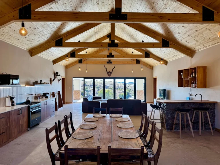 Offener Wohn- und Essbereich der Safari-Lodge mit Holzdecke