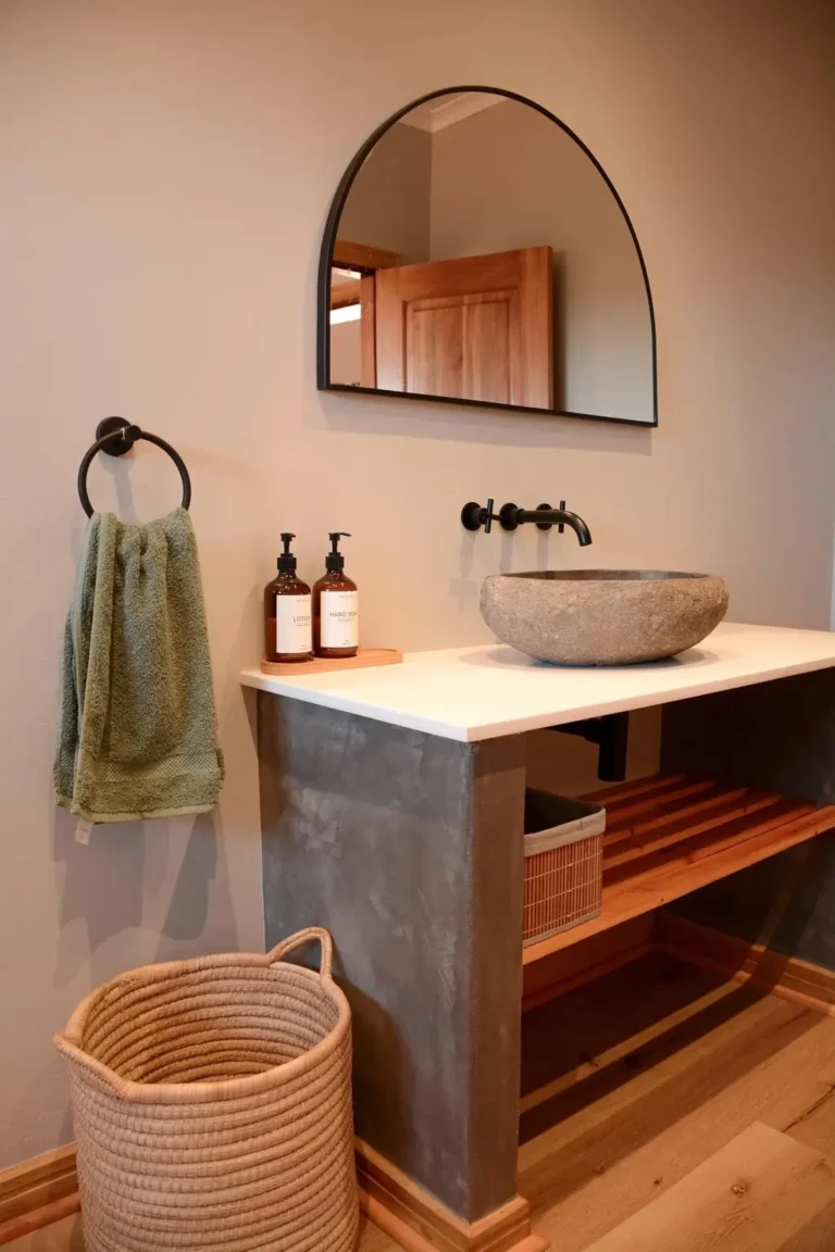 Waschbecken aus Naturstein im Badezimmer der Lodge
