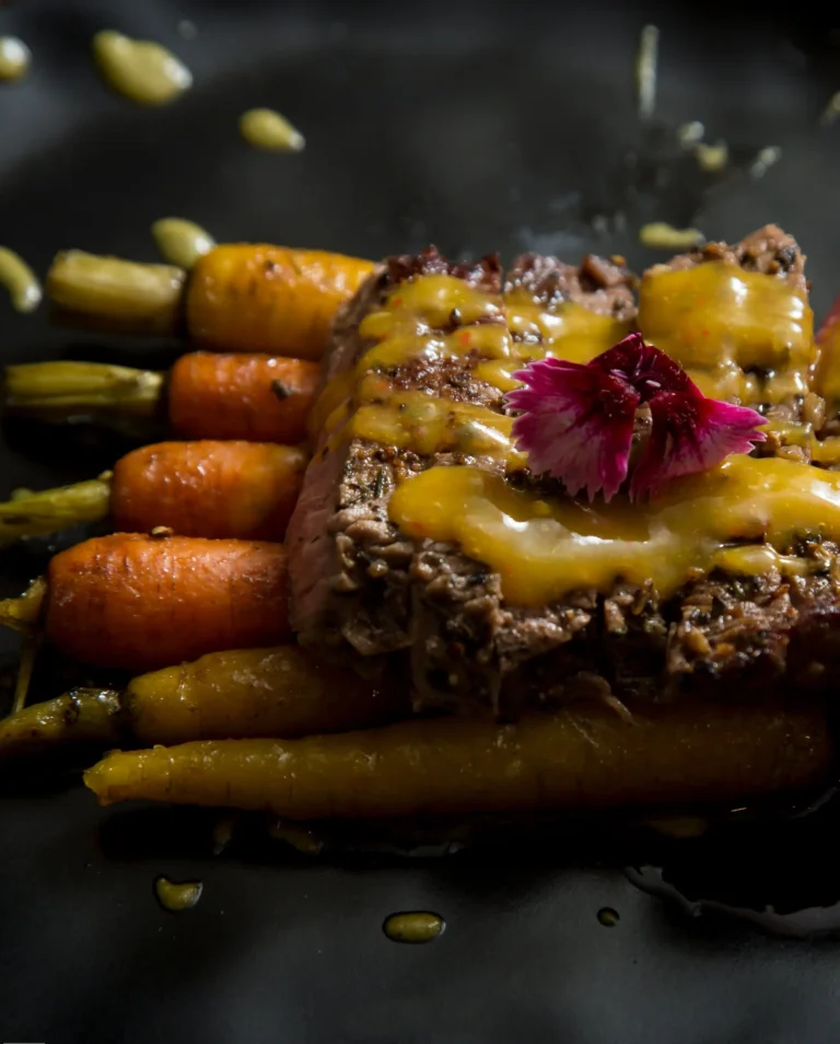 Wildgericht mit Möhren und Käse, dekoriert mit Blüte