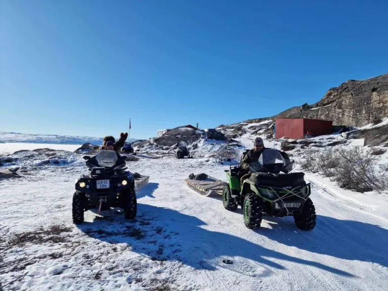 Zwei Quads mit Schlitten im Schnee in Grönland