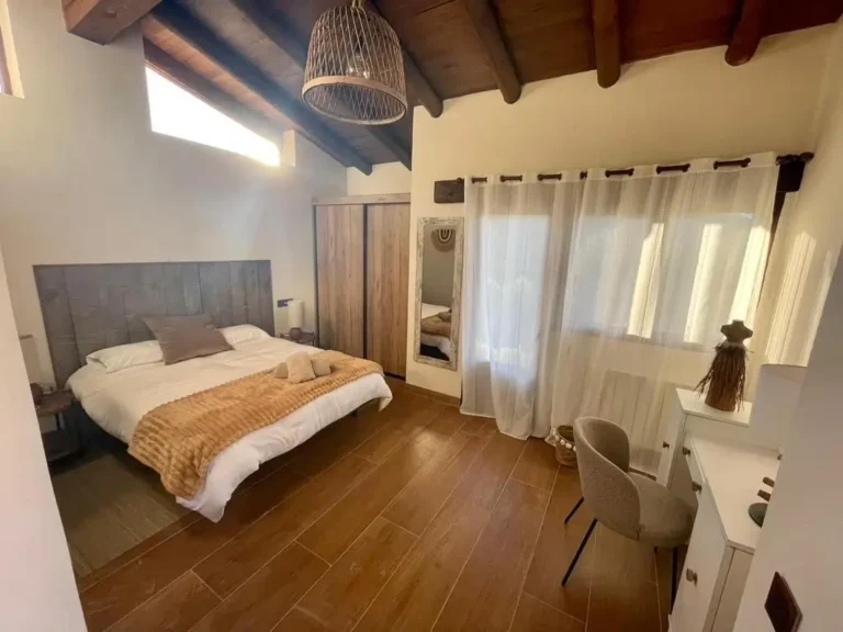 Hotelzimmer in Spanien mit Doppelbett und Holzbalkendecke