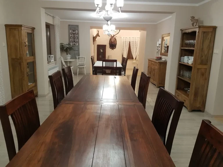 Lange Holztafel im Speiseraum des Jagdhauses