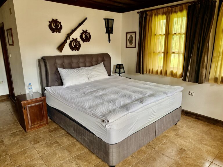 Doppelzimmer mit Jagddekoration und Holzmöbeln