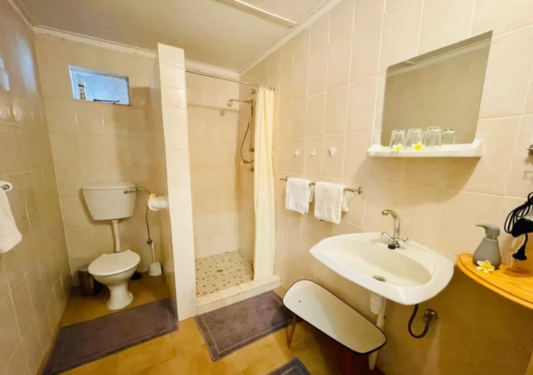 Eigenes Badezimmer mit Dusche im Gästezimmer der Jagdfarm, Namibia